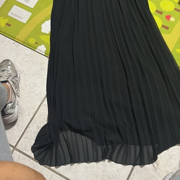 Elegant Black Pleated Maxi Dress - Picture 5 of 7